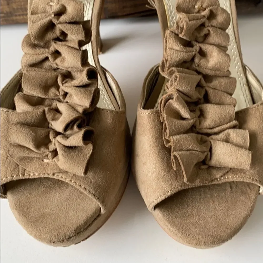 💙Hot Tomato Rylie Suede Look‎ Platform Heel Beige 6